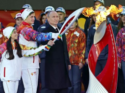 Krievijas prezidents Vladimirs Putins svinīgā ceremonijā iededzina olimpisko uguni. Foto: EPA/LETA