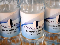 "Rīgas ūdens" dzeramais ūdens pudelēs. Foto: Lita Krone, LETA