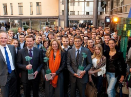 Atklāšanas brīdī REA pagalmā no kreisās - REA rektors Anders Palzovs, SEB bankas vadītājs Ainārs Ozols, „Swedbank” Baltijas vadītāja Birgite Bonnesena, „Nordea” bankas vadītājs Valdis Siksnis un REA studenti pie tēlnieka Edgara Kvjatkovska stikla skulptūras. Publicitātes foto