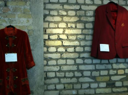 Simboliskas sarkanas žaketes - balvas - kustības "The Red Jackets" organizētajā Latvijas labāko eksportējošo uzņēmumu apbalvošanas pasākumā Latvijas Dzelzceļa vēstures muzejā. Foto: Edijs Pālens, LETA