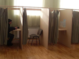 Balsošanas kabīnes referendumā Aglonā. Foto: Inga Nestere, F64