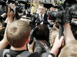 Einārs Repše žurnālistu ielenkumā. Foto: Jānis Saliņš, F64
