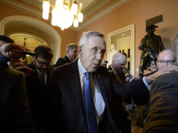 ASV Senāta demokrātu līderis Harijs Rīds žurnālistu ielenkumā. Foto: EPA/LETA