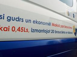 Informatīvs uzraksts uz uzņēmuma "Rīgas mikroautobusu satiksme" autobusa. Foto: Ieva Čīka, LETA