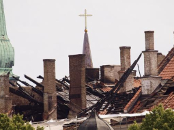 Rīgas pils jumts pēc ugunsgrēka. Foto: Ģirts Ozoliņš, F64