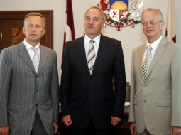 Valsts prezidents Andris Bērziņš (centrā, Latvijas Bankas prezidents Ilmārs Rimšēvičs (no kreisās) un Latvijas Zinātņu akadēmijas prezidents profesors Juris Ekmanis tikšanās laikā Rīgas pilī. Foto: Evija Trifanova, LETA