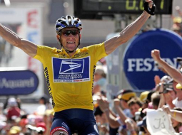 Lānss Ārmstrongs sportiskās uzvaras brīdī. Foto: AFP/LETA