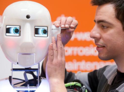 Hannoveres izstādē tiek pielabots robots humanoīds. Foto: EPA/LETA