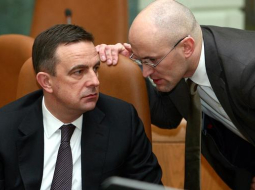 Satiksmes ministrs Aivis Ronis (no kreisās) un ekonomikas ministrs Daniels Pavļuts valdības sēdē. Foto: Dmitrijs Suļžics, F64