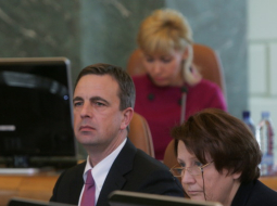 Aivis Ronis (no kreisās) valdības sēdē. Foto: Raitis Plauks, F64
