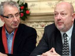 Latvijas Nacionālā teātra direktors Ojārs Rubenis (K) un bijušais Dailes teātra direktors Aivars Līnis (L). Foto: Agnese Gulbe, LETA