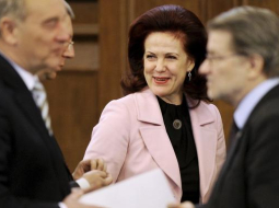 Saeimas ārpolitisko debašu laikā - Valsts prezidents Andris Bērziņš, Saeimas priekšsēdētāja Solvita Āboltiņa un deputāts Atis Lejiņš. Foto: Romāns Kokšarovs, F64