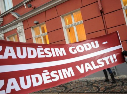 Ceturtdien Jūrmalas iedzīvotāji un sabiedrisko organizāciju pārstāvji piketēja pie Saeimas par komunālajām problēmām. Foto: Lita Krone, LETA