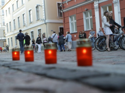Piemiņas sveces pie Saeimas kā iedzīvotāju protests. Foto: Jānis Saliņš, F64