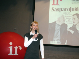 "Ir" pirmā gada spilgtākos iespaidus atcerējāmies, kopā ar autoriem un stāstu varoņiem izceļojot žurnāla vāku galeriju. Laika mašīnu vadīja kolēģe Zane Peneze no radio 101.