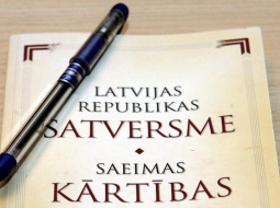 Latvijas Republikas Satversme. Foto: Elmārs Rudzītis, F64