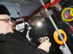 Tallinas mērs Edgars Savisārs izmēģina igauņu e-talonu. Ekrānšāviņš no ohtuleht.ee