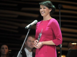 Akordeoniste Ksenija Sidorova ar balvu. Foto: Lita Krone, LETA