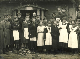 Pie Sieviešu Palīdzības korpusa tējnīcas Katlakalnā 1919. gada novembrī. Foto no LNVM krājuma.