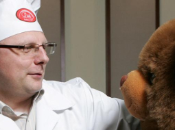 Uzņēmējs Normunds Skauģis kopā ar lāci. Foto: Raitis Plauks, F64