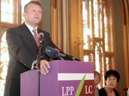 Partijas līderis Ainārs Šlesers kongresā, kurā mainīja partijas nosaukumu uz vēlēšanu laiku, kas rosināja dažus biedrus pamest partiju. Foto: Ieva Čīka, LETA