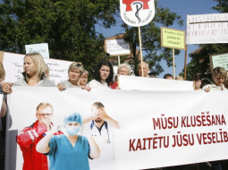 Piketētāji protestē pret finansējuma samzinājumu Kuldīgas slimnīcai. Foto: Mārtiņš Zilgalvis, F64