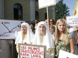 Mediķi protestē pie Kuldīgas slimnīcas. Foto: Mārtiņš Zilgalvis, F64