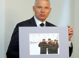 Žoržs Tikmers preses konferencē rāda, kā izskatīsies Latvijas izlases tērpi. Foto: Ieva Lūka, LETA