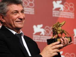 Aleksandrs Sokurovs ar Venēcijas Zelta lauvu. Foto: AFP/LETA