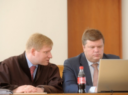 Advokāts Jānis Rozenbergs (no kreisās) un apsūdzētais Ansis Sormulis piedalās tiesas sēdē Rīgas apgabaltiesā. Foto: Evija Trifanova, LETA