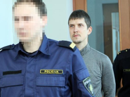 Aizturētais Gints Sorokins tiek konvojēts uz tiesu. Foto: Edijs Pālens, LETA
