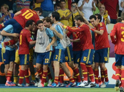Spānijas futbola izlase priecājas par uzvaru. Foto: AFP/LETA