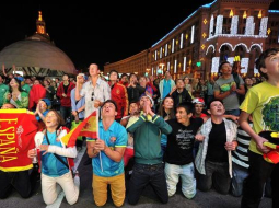 Spānijas futbola fani Kijevas centrā vēro pusfināla spēli. Foto: AFP/LETA