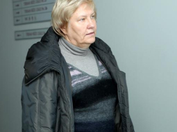 Ārija Stabiņa dodas uz tiesas zāli. Foto: Edijs Pālens, LETA