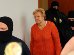 Bijusī Rīgas Dzīvokļu pārvaldes priekšniece Ārija Stabiņa KNAB vīru pavadībā dodas uz tiesas noklausīšanos. Foto: Evija Trifanova, LETA