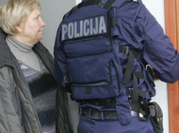 Ārija Stabiņa tiek konvojēta uz tiesu. Foto: Raitis Plauks, F64