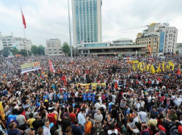 Protestētāji Tkasima laukumā Stambulā. Foto: AFP/LETA