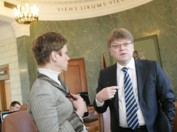 Sarmīte Ēlerte (no kreisās) un Aigars Štokenbergs valdības sēdē. Foto: Jānis Saliņš, F64