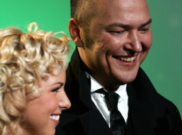 Kristaps Streičs (no labās) kopā ar dziedātāju Lieni Bronušu. Foto: Kristaps Kuhaļskis, F64