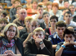 Franču studenti kopā ar vecākiem gaida reģistrāciju lauksaimniecības skolā. Foto: AFP/LETA