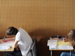 Studenti testā. Foto: AFP/LETA