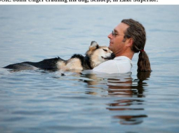 Džons Angers aijā savu iemigušo suni Šepu Superiora ezera ūdeņos Viskonsinā, ASV. Ekrāna stopkadrs. Foto no ''Huffington Post'', autore Hanna Stounhauza Hadsone, ''Stonehouse Photography''