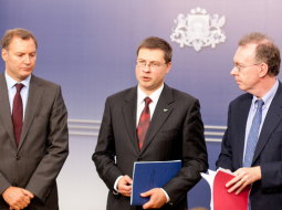 Ministru prezidents Valdis Dombrovskis (centrā), SVF misijas Latvijā vadītājs Marks Grifits un EK misijas vadītājs Latvijā Gabriels Gudiči preses brīfinga laikā. Foto: Valsts kanceleja