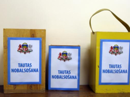 Balsošanas kastes tautas nobalsošanā. Foto: Edijs Pālens, LETA