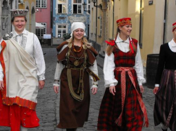 Tautmeitas Vecrīgā. Foto: Ieva Dāboliņa