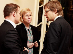 Valdības koalīcijas partneri VL-TB/LNNK pārstāvji Raivis Dzintars (no kreisās), Žaneta Jaunzeme-Grende un Einārs Cilinskis sarunā. Foto: Lauris Vīksne, F64
