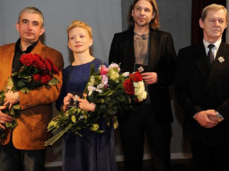 Jaunā Rīgas teātra aktieri Gudars Āboliņš (no kreisās) un Guna Zariņa, Dailes teātra galvenais režisors Dž.Dž.Džilindžers un Latvijas Nacionālās operas baleta mākslinieks, pedagogs un vadošais baleta repetitors Modris Cers ar Teātra dienas balvu svinīgajā pasākumā Eduarda Smiļģa Teātra muzejā. Foto: Lita Krone, LETA