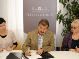 Labdarības portāla "Ziedot.lv" vadītāja Rūta Dimanta (no kreisās) un mecenāti Boriss un Ināra Teterevi paraksta līgumu ar "Ziedot" par finansējuma piešķiršanu 37 zupas virtuvju darbības atbalstam visā Latvijā. Foto: Lita Krone, LETA