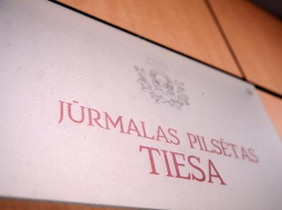 Jūrmalas tiesa ir viena no tām, kur gadiem nu jau nevar iztiesāt bijušā pilsētas mēra Raimonda Munkevica kukuļdošanas lietu. Foto: Edijs Pālens, LETA