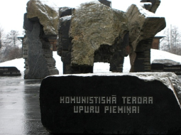 Komunistiskā terora upuriem veltītais memoriāls "Putenī" Torņkalnā. Foto: Edijs Pālens, LETA